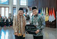 Gubernur Lampung menerima Kartu Anggota KAHMI Istimewa yang diserahkan di Mahan Agung