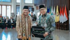 Gubernur Lampung menerima Kartu Anggota KAHMI Istimewa yang diserahkan di Mahan Agung