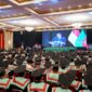 Kepala Badan Ekonomi Kreatif menyampaikan orasi ilmiah yang ditayangkan melalui layar besar di hadapan ratusan wisudawan  
