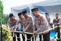 PERESMIAN-Tampak Komjen Pol Prof. Dr. Chryshnanda Dwilaksana, Ketua Pusat Studi Ilmu Kepolisian bersama Wakapolri, Komjen Pol. Dedi Prasetyo saat Peresmian Masjid Panggilan Sujud. (Foto Ist).