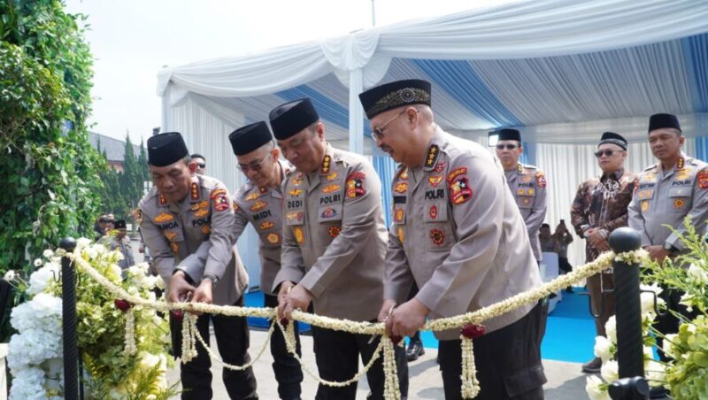 PERESMIAN-Tampak Komjen Pol Prof. Dr. Chryshnanda Dwilaksana, Ketua Pusat Studi Ilmu Kepolisian bersama Wakapolri, Komjen Pol. Dedi Prasetyo saat Peresmian Masjid Panggilan Sujud. (Foto Ist).