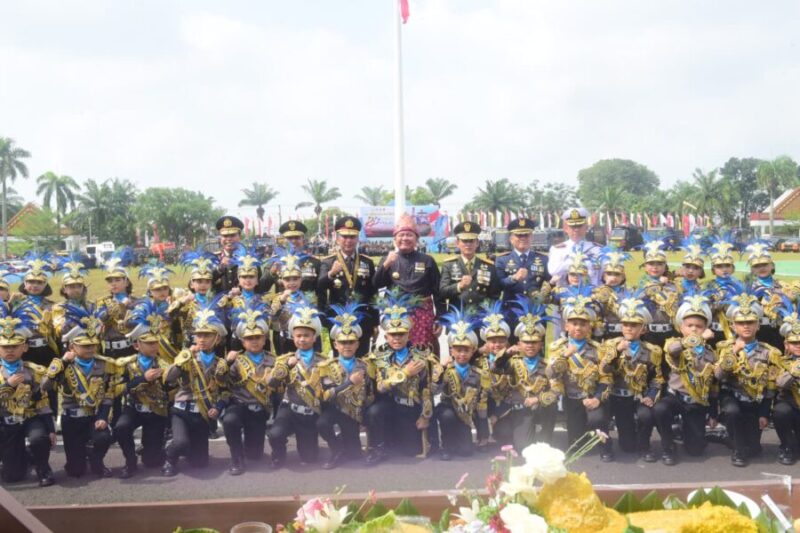 Momen Hangat Hari Bhayangkara ke-80: Gubernur Herman Deru Foto Bersama Polisi Cilik di Griya Agung