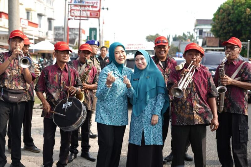 Disambut Alunan Musik Hangat, Ketua TP PKK Sumsel Feby Herman Deru Kunker ke OKU Timur