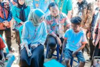 Wakil Gubernur Lampung bersama jajaran terkait memberikan motivasi secara langsung kepada salah seorang calon siswa Sekolah Rakyat di Kecamatan Telukbetung Utara