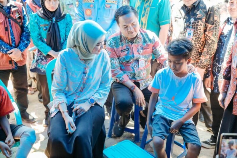 Wakil Gubernur Lampung bersama jajaran terkait memberikan motivasi secara langsung kepada salah seorang calon siswa Sekolah Rakyat di Kecamatan Telukbetung Utara