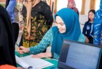 Ketua Tim Penggerak PKK Provinsi Lampung melakukan pengisian formulir pendaftaran di Aula Badan Kepegawaian Daerah (BKD) Provinsi Lampung
