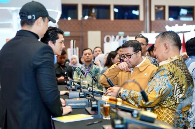 Direktur Utama Pusat Pengelolaan Komplek Gelora Bung Karno bersama Wakil Menteri UMKM mencoba sampel produk wewangian di Jakarta International Convention Center (JICC)  