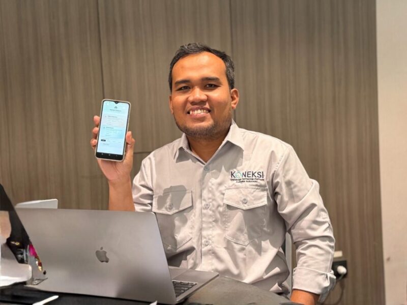 Dosen Agribisnis UMY, Zuhud Rozaki, S.P., M.App.Sc., Ph.D. menunjukkan aplikasi MyINDAH Die