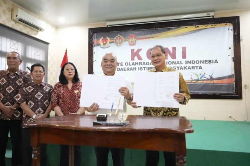 MoU KONI DIY dengan UMY yang ditandatangani langsung oleh Ketua Umum KONI DIY K.G.P.A.A. Paku Alam X dan Rektor UMY