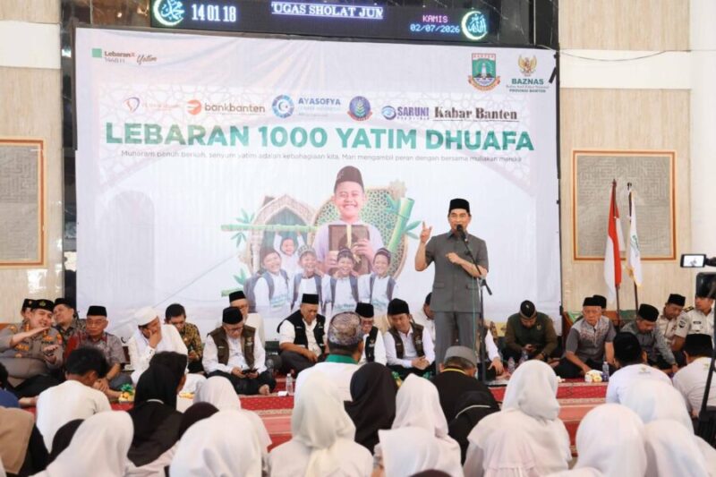 Achmad Dimyati Natakusumah memberikan sambutan di hadapan para jamaah dan anak-anak yatim dalam kegiatan Lebaran 1.000 Yatim dan Duafa bersama BAZNAS Provinsi Banten di Masjid Agung Ats Tsauroh