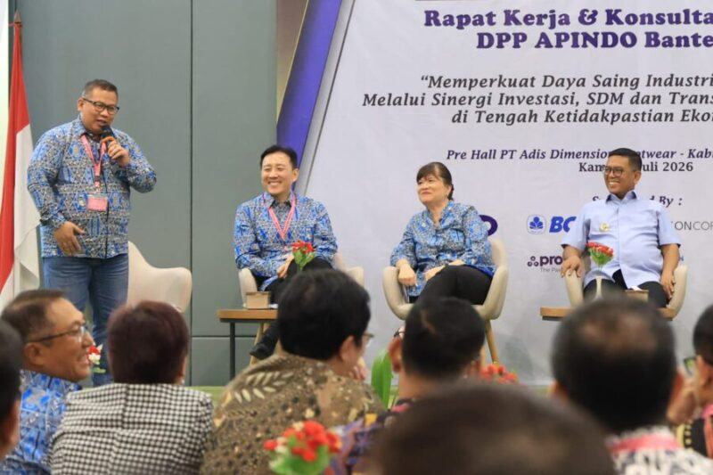 Andra Soni  bersama para pengurus DPP APINDO Banten saat menghadiri acara CEO Gathering dan Rakerkonprov DPP APINDO