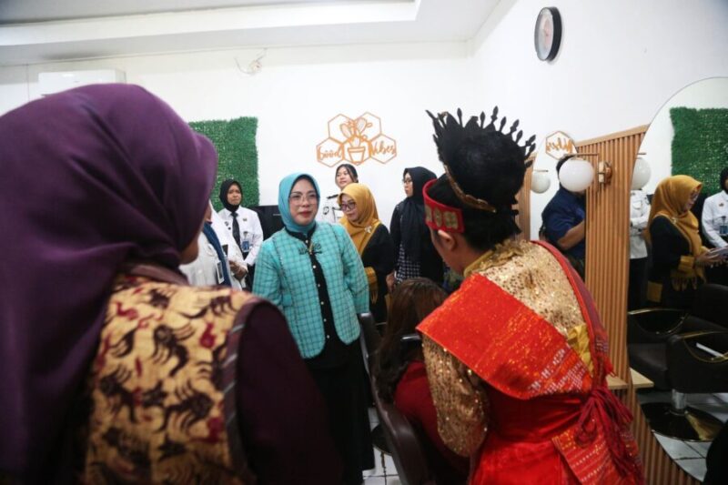 Tinawati Andra Soni berinteraksi langsung dengan warga binaan yang sedang mengikuti pelatihan tata rias dan busana adat dalam kunjungan sosial di Lembaga Pemasyarakatan