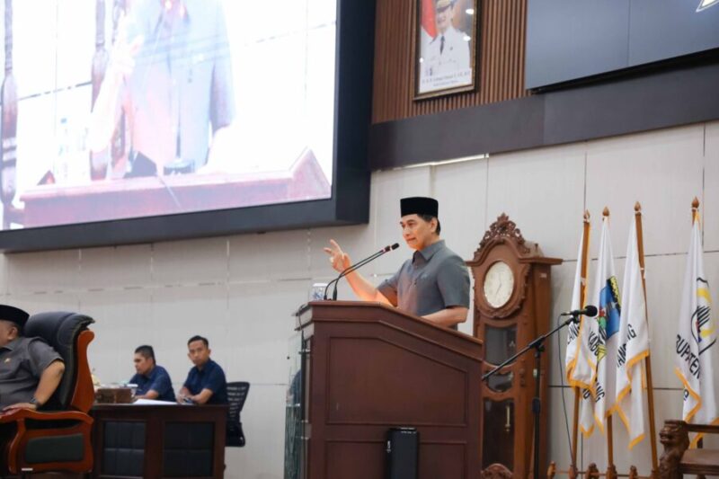 Achmad Dimyati Natakusumah memberikan penekanan dengan gestur tangan saat menyampaikan Pendapat Gubernur dalam Rapat Paripurna DPRD Provinsi Banten di Gedung DPRD Provinsi Banten
