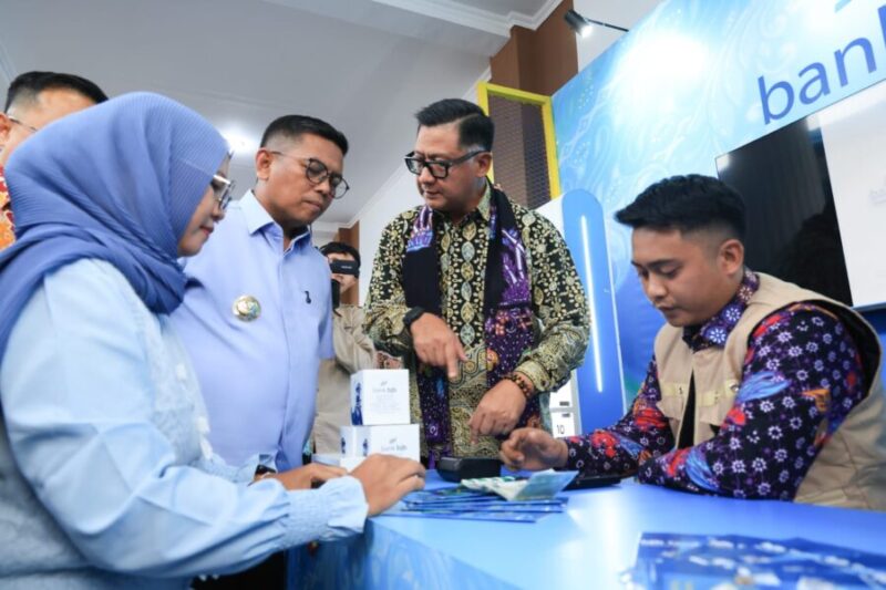 Andra Soni, dalam meresmikan inovasi Payment Point Gerai Samsat di Aula Kantor Kecamatan Curug