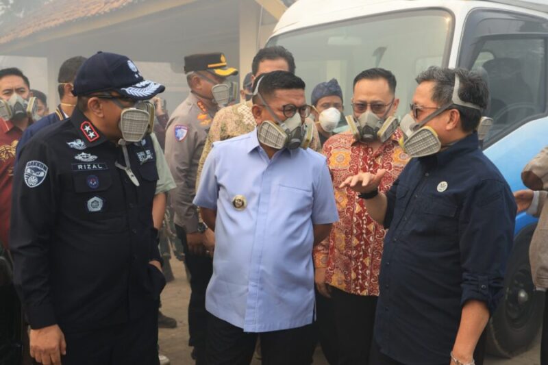 Andra Soni berdiskusi dengan Bupati Tangerang Maesyal Rasyid dan jajaran Tim Pemadaman Di Jatiwaringin