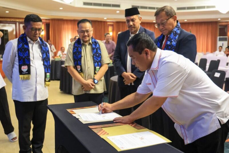 Gubernur Banten menyaksikan Ketua FHI Banten menandatangani berita acara pelantikan Pengurus Provinsi FHI Banten, di Kota Serang