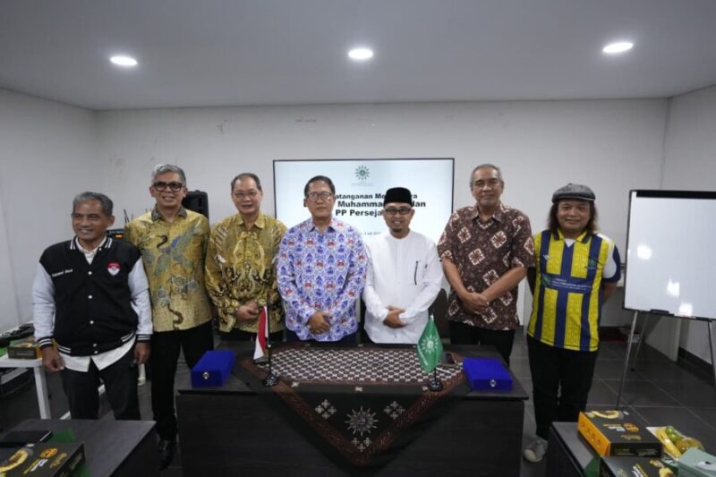 Rektor UMY (3 dari kiri foto) bersama Ketua LPO PP Muhammadiyah dan Persejasi