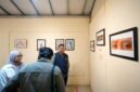 Pengunjung menyaksikan pameran foto yang digelar oleh UKM RPC UMY