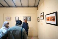 Pengunjung menyaksikan pameran foto yang digelar oleh UKM RPC UMY