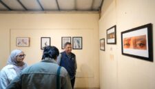 Pengunjung menyaksikan pameran foto yang digelar oleh UKM RPC UMY