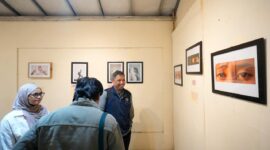 Pengunjung menyaksikan pameran foto yang digelar oleh UKM RPC UMY