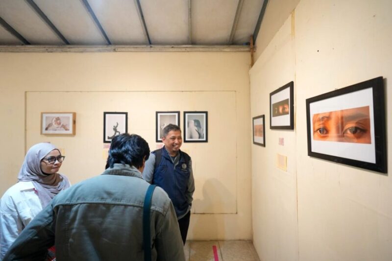 Pengunjung menyaksikan pameran foto yang digelar oleh UKM RPC UMY