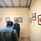 Pengunjung menyaksikan pameran foto yang digelar oleh UKM RPC UMY