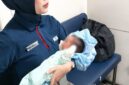 Petugas KAI Daop 6 Yogyakarta menggendong bayi yang ditemukan di dalam toilet KA Sancaka 84B relasi Yogyakarta–Surabaya Gubeng, Sabtu (4/7/2026)