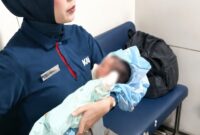 Petugas KAI Daop 6 Yogyakarta menggendong bayi yang ditemukan di dalam toilet KA Sancaka 84B relasi Yogyakarta–Surabaya Gubeng, Sabtu (4/7/2026)