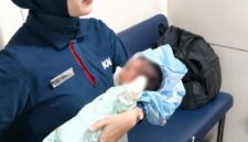 Petugas KAI Daop 6 Yogyakarta menggendong bayi yang ditemukan di dalam toilet KA Sancaka 84B relasi Yogyakarta–Surabaya Gubeng, Sabtu (4/7/2026)