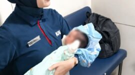 Petugas KAI Daop 6 Yogyakarta menggendong bayi yang ditemukan di dalam toilet KA Sancaka 84B relasi Yogyakarta–Surabaya Gubeng, Sabtu (4/7/2026)
