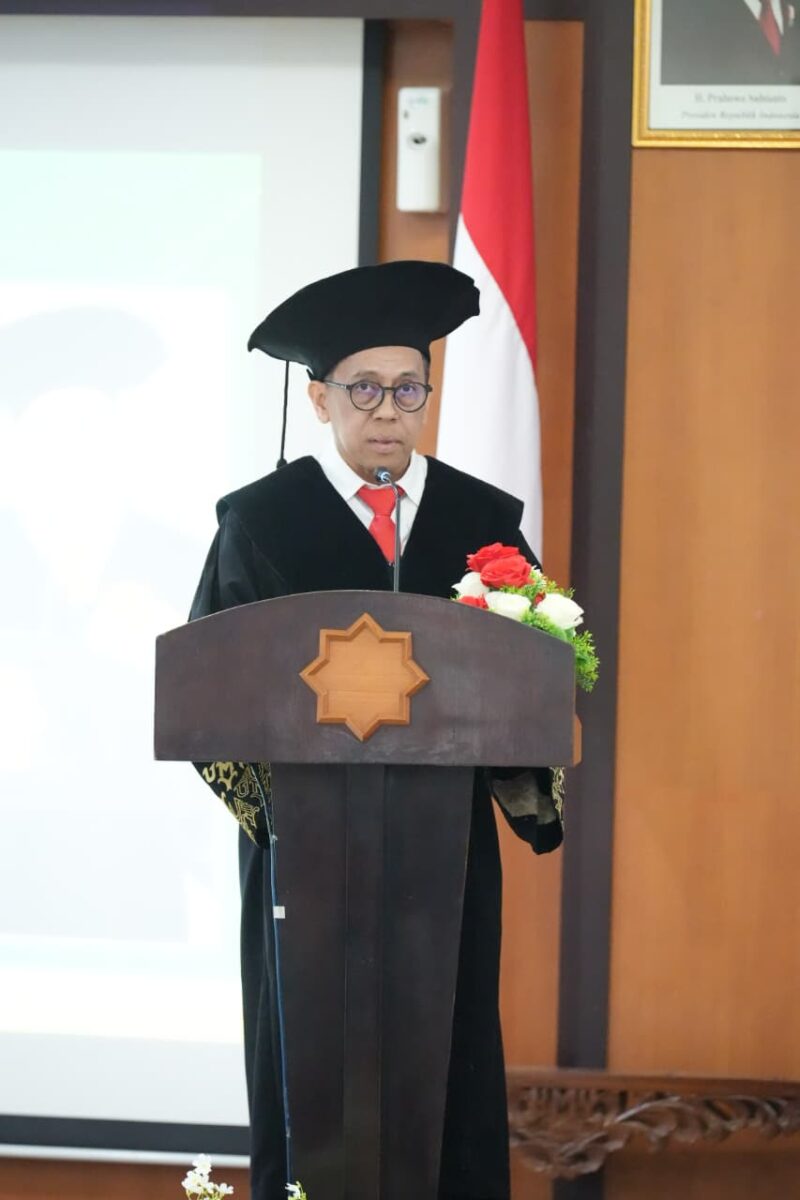 Prof. Dr. dr. Ardi Pramono, SpAn., MKes saat menyampaikan orasi pengukuhan Guru Besarnya di bidang Anastesiologi dan Terapi Intensif.