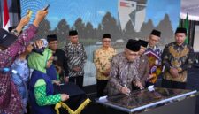 Ketum PP Muhammadiyah, Prof. Dr Haedar Nashir meresmikan Muhammadiyah Sapen Universal School (MSUS) dengan menandatangani prasasti