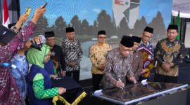 Ketum PP Muhammadiyah, Prof. Dr Haedar Nashir meresmikan Muhammadiyah Sapen Universal School (MSUS) dengan menandatangani prasasti