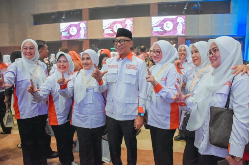 Rahmat Mirzani Djausal berfoto bersama para pengurus Srikandi Jaga Desa pada acara pelantikan dan pengukuhan DPP, DPD, dan DPC Srikandi Jaga Desa se-Indonesia di Ballroom The Djakarta Theater