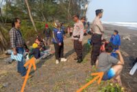 Orang tua korban (tanda panah) ikut pencarian bersama TIM SAR Gabungan