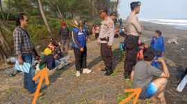 Orang tua korban (tanda panah) ikut pencarian bersama TIM SAR Gabungan