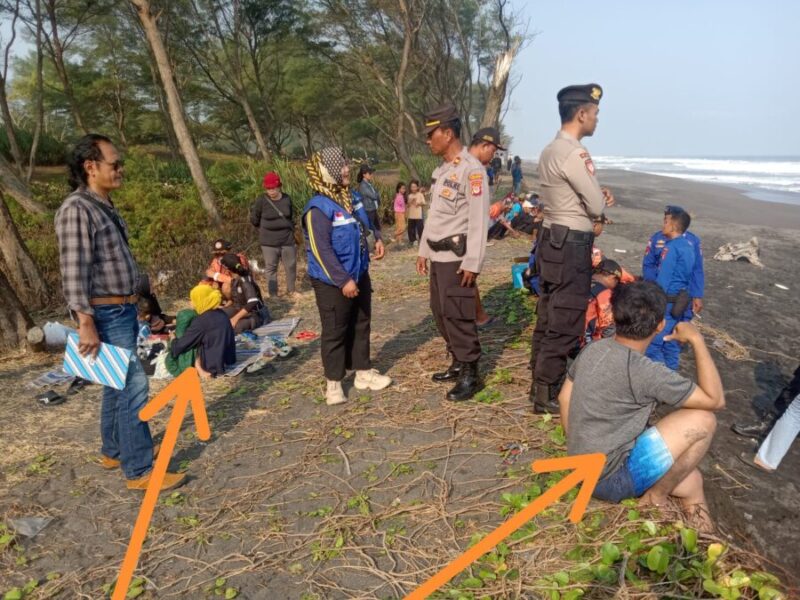 Orang tua korban (tanda panah) ikut pencarian bersama TIM SAR Gabungan