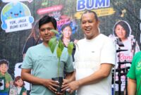 Wali Kota Bekasi menyerahkan bibit pohon secara simbolis kepada warga di kawasan Hutan Kota Bekasi  