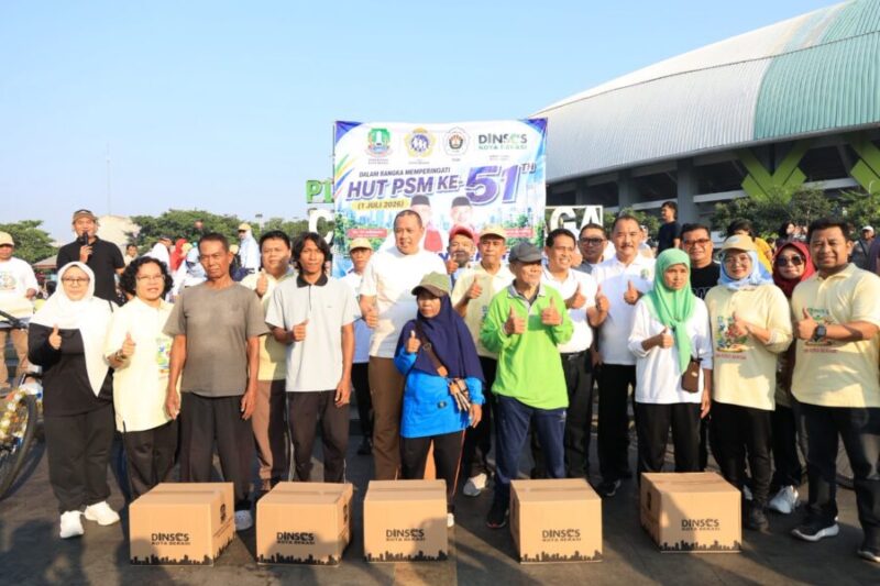 Wali Kota Bekasi berfoto bersama jajaran Dinas Sosial, pengurus Pekerja Sosial Masyarakat, dan perwakilan lansia di Plaza Patriot Candrabhaga
