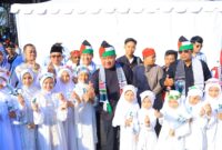 Gubernur Sumatera Selatan didampingi jajaran panitia melakukan sesi foto bersama dengan anak-anak di sela Konser Amal Wali Band