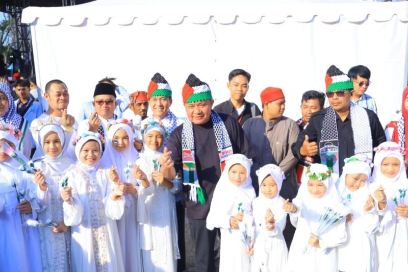 Gubernur Sumatera Selatan didampingi jajaran panitia melakukan sesi foto bersama dengan anak-anak di sela Konser Amal Wali Band