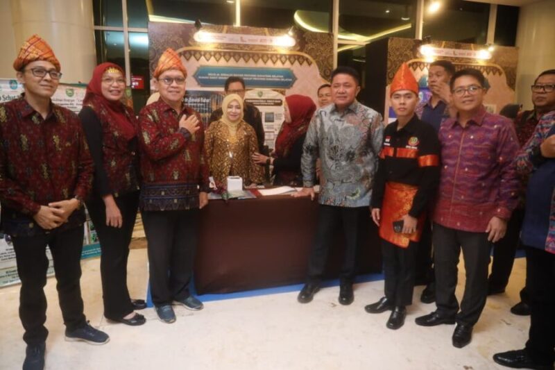 Gubernur Sumatera Selatan melakukan sesi foto bersama dengan jajaran tenaga medis dan panitia saat meninjau booth pameran RSUD Dr. Ernaldi Bahar di The Alana Hotel and Convention Center