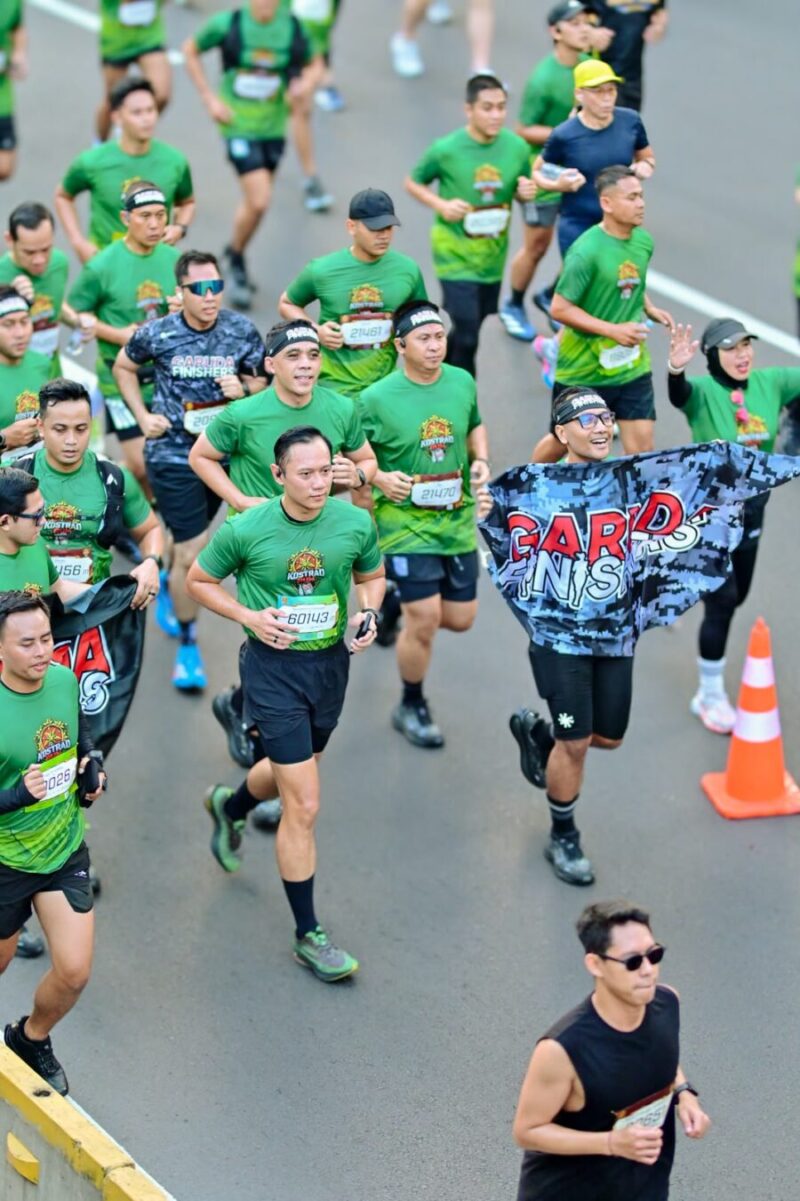 Agus Harimurti Yudhoyono fokus berlari memimpin rombongan peserta di lintasan Kostrad Run 2026, kawasan Monumen Nasional
