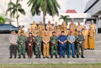 Forkopimda Provinsi Lampung, TNI, Polri, dan Pemerintah Provinsi Lampung melakukan foto bersama usai Upacara Bulanan di Kompleks Kantor Gubernur Lampung