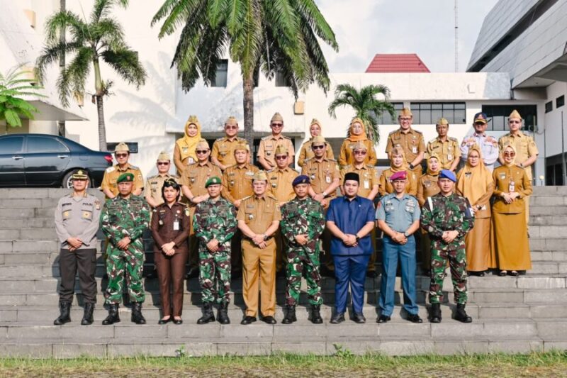 Forkopimda Provinsi Lampung, TNI, Polri, dan Pemerintah Provinsi Lampung melakukan foto bersama usai Upacara Bulanan di Kompleks Kantor Gubernur Lampung  