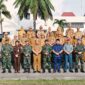 Forkopimda Provinsi Lampung, TNI, Polri, dan Pemerintah Provinsi Lampung melakukan foto bersama usai Upacara Bulanan di Kompleks Kantor Gubernur Lampung  