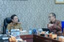 Sekdaprov Lampung Marindo Kurniawan mendengarkan paparan saat memimpin Rapat Teknis Pengendalian Inflasi di Ruang Sekretaris Daerah, Kantor Gubernur Lampung.