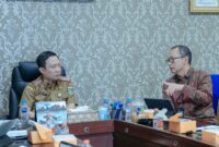 Sekdaprov Lampung Marindo Kurniawan mendengarkan paparan saat memimpin Rapat Teknis Pengendalian Inflasi di Ruang Sekretaris Daerah, Kantor Gubernur Lampung.