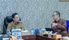 Sekdaprov Lampung Marindo Kurniawan mendengarkan paparan saat memimpin Rapat Teknis Pengendalian Inflasi di Ruang Sekretaris Daerah, Kantor Gubernur Lampung.